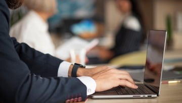 Se pasa 57 horas viendo páginas web en horario laboral, la empresa le despide y la Justicia le recompensa con 39.083 euros