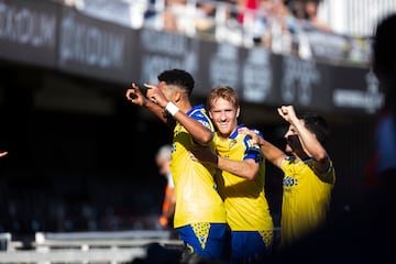 Chris Ramos celebrando su segundo tanto frente al Cartagena junto a Álex Fernández y Matos.