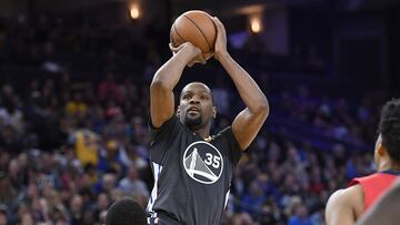 OAKLAND, CA - APRIL 08: Kevin Durant #35 of the Golden State Warriors goes up to shoot over Jordan Crawford #4 of the New Orleans Pelicans in the fourth quarter of their NBA Basketball game at ORACLE Arena on April 8, 2017 in Oakland, California. NOTE TO USER: User expressly acknowledges and agrees that, by downloading and or using this photograph, User is consenting to the terms and conditions of the Getty Images License Agreement.   Thearon W. Henderson/Getty Images/AFP
 == FOR NEWSPAPERS, INTERNET, TELCOS &amp; TELEVISION USE ONLY ==