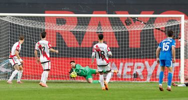 El portero uruguayo fue decisivo para que su equipo consiguiera puntuar ante el líder. Su carácter y su buen hacer sostuvo al equipo en los momentos más complicados