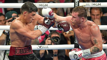 Dmitri Bivol y Canelo Álvarez durante su pelea en 2022.