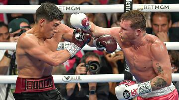 Dmitri Bivol y Canelo Álvarez durante su pelea en 2022.