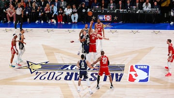 Indianapolis (United States), 19/02/2024.- Eastern Conference Allstars and the Western Conference Allstars square off the opening jump ball of the 73rd NBA All-Star Game at Gainbridge Fieldhouse in Indianapolis, Indiana, USA, 18 February 2024. (Baloncesto) EFE/EPA/BRIAN SPURLOCK SHUTTERSTOCK OUT

