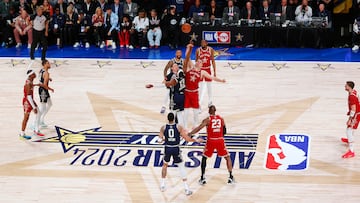 Indianapolis (United States), 19/02/2024.- Eastern Conference Allstars and the Western Conference Allstars square off the opening jump ball of the 73rd NBA All-Star Game at Gainbridge Fieldhouse in Indianapolis, Indiana, USA, 18 February 2024. (Baloncesto) EFE/EPA/BRIAN SPURLOCK SHUTTERSTOCK OUT