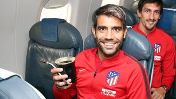 Augusto, en el avi&oacute;n donde el Atl&eacute;tico viaj&oacute; a Vigo. Podr&iacute;a redebutar ante el Celta.