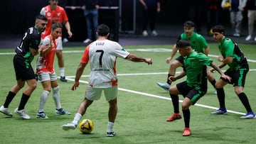 Figo dispara a portería en el evento LA LIGA EA SPORT FC25 RUSH
LEYENDAS - STREAMERS
