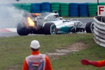 El monoplaza de Lewis Hamilton ardiendo.
