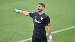 Unai Simón, durante un partido con el Athletic.