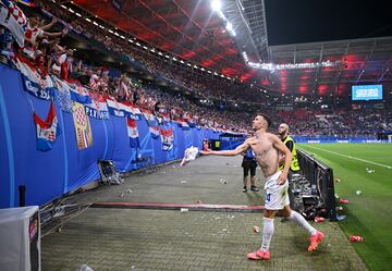 El jugador de la selección de Croacia, Ivan Perisic, lanza su camiseta a la grada de los aficionados croatas tras terminar el partido.