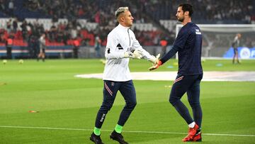 Paris Saint-Germain&#039;s Costa Rican goalkeeper Keylor Navas (L) checks Paris Saint-Germain&#039;s Spanish goalkeeper Sergio Rico during warm-up before the French L1 football match between Paris-Saint Germain (PSG) and Olympique Lyonnais at The Parc des