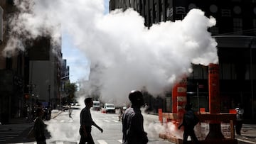 Las columnas de vapor que salen de las alcantarillas son una de las cosas más representativas de NY. Descubre por qué sale humo del suelo.