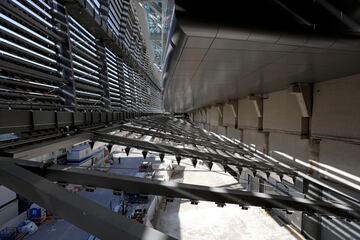 Operarios relizan diversas tareas en la  instalación del vallado de vidrio, pasamanos, banners y pantallas en la cara interior del videomarcador.