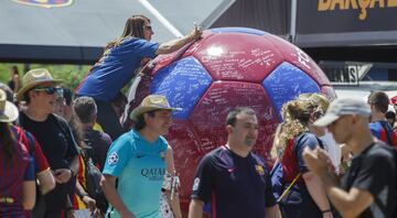 Barcelona and Alavés start party at the Copa del Rey 'Fan Zones'