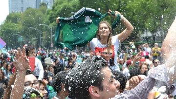 Con cánticos de 'Cielito Lindo', 'México, México', y lleno de baile, los seguidores celebraron el triunfo del Tri ante Corea en representativos puntos de nuestra república.