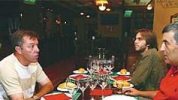 <b>COMIÓ CON AS</b>. De izquierda a derecha, Pedro Pablo San Martín, Cesar Ferrando, Iñako Díaz-Guerra y Manuel Esteban, ayer en el Irish Corner