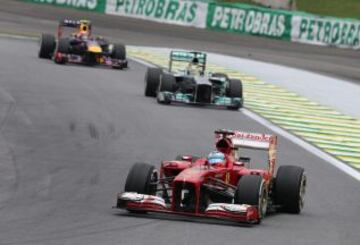 El español Fernando Alonso de Ferrari encabeza hoy en el inicio del Gran Premio de Brasil de Fórmula Uno, en el circuito de Interlagos, Sao Paulo, última carrera del año.