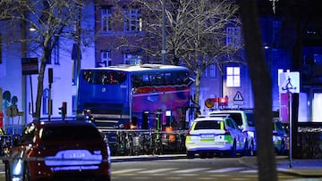 A view of a bus which crashed into a bus shelter in Ostermalm in Stockholm, Sweden, November 14, 2025. TT News Agency/Henrik Montgomery via REUTERS ATTENTION EDITORS - THIS IMAGE WAS PROVIDED BY A THIRD PARTY. SWEDEN OUT. NO COMMERCIAL OR EDITORIAL SALES IN SWEDEN.