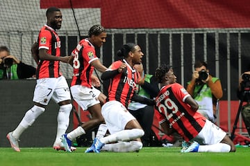 Nice's French forward #29 Evann Guessand (R) celebrates with teammates after scoring his team's first goal during the French L1 football match between OGC Nice and Marseille OM at the Allianz Riviera Stadium in Nice, southeastern France, on October 21, 2023. (Photo by Valery HACHE / AFP)