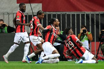 Nice's French forward #29 Evann Guessand (R) celebrates with teammates after scoring his team's first goal during the French L1 football match between OGC Nice and Marseille OM at the Allianz Riviera Stadium in Nice, southeastern France, on October 21, 2023. (Photo by Valery HACHE / AFP)