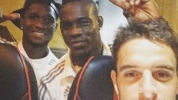 Balotelli junto a Cristian Zapata.