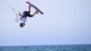 El kitesurfista David Tonijuan durante uno de sus trucos en la Spain Kiteboarding League 2019.