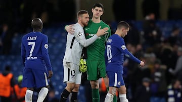 Oblak y Courtois se abrazan durante el pasado partido en Londres.