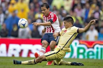 Omar Bravo tuvo la oportunidad de marcar su tercer gol de la tarde en un contragolpe, pero no hizo una buena recepción de balón y la jugada no pasó a mayores.