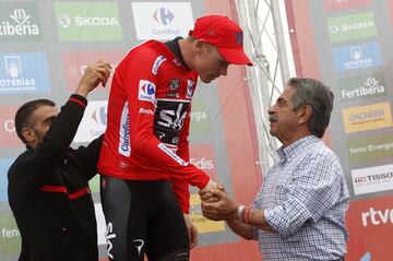 Miguel Ángel Revilla felicita a Chris Froome, que sigue líder. 