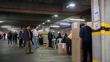 Colombians vote at a polling station during the elections for governors, regional lawmakers and mayors, in Bogota, Colombia October 29, 2023. REUTERS/Vannesa Jimenez