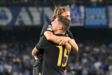 Luka Modric se abraza a Valverde en la celebración del gol que dio la victoria al Real Madrid ante el Nápoles.