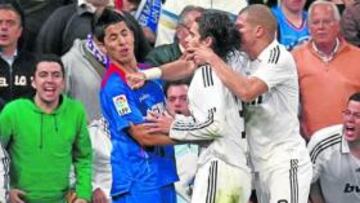 <b>PIE DE FOTO. </b>Texto pie de foto Mayúsculas+4