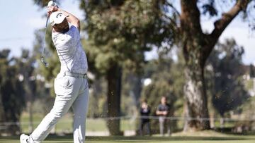 El golfista espa&ntilde;ol Jon Rahm golpea la bola durante la tercera jornada del The Genesis Invitational en el Riviera Country Club de Pacific Palisades, California.