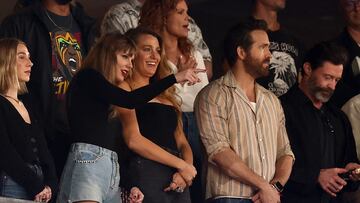 Taylor Swift has arrived to support Travis Kelce as the Chiefs take on the Jets, but this time she came with a group of other celebrities.