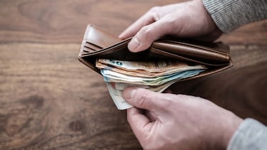 Encontró una cartera repleta de dinero en 1968: 57 años después, ha puesto en marcha el dispositivo para encontrar al dueño