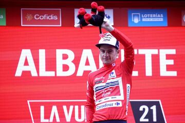 Kenny Elissonde es el nuevo maillot rojo de la Vuelta a España tras la caída que dejó descolgado a Rein Taaramäe.