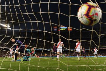 El jugador del Barcelona Piqué marca el 1-1 al Rayo Vallecano. 