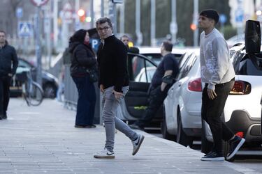 Los jugadores de las distintas secciones del Barcelona y representantes del mundo del fútbol le dan el último adiós al doctor Carles Miñarro García.