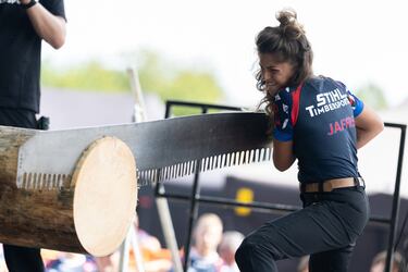 Deportistas de todo el mundo compiten en varias pruebas manejando diferentes herramientas para la madera como motosierras, hachas y sierras.