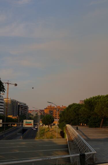 El foco del fuego se sitúa en Méntrida, y su humo ha alcanzado buena parte de la capital.