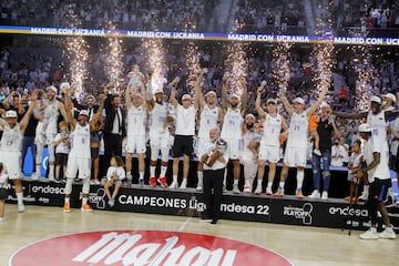 Pablo Laso levantó el trofeo que acredita al Real Madrid como campeón de la ACB.