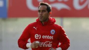 Bravo en un entrenamiento de la Roja en Juan Pinto Durán.