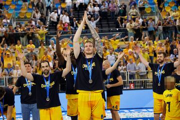 Triunfo, celebración y premio doble para el Gran Canaria. Campeón de la Eurocup y clasificación directa para la Euroliga la próxima temporada.  En la imagen, Olel Balcerowski.