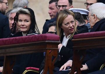 Giorgia Meloni, Primera Ministra de Italia desde el 22 de octubre de 2022, Sergio Mattarella, presidente de la República Italiana, y Matilde de Bélgica, actual reina consorte de los belgas.
