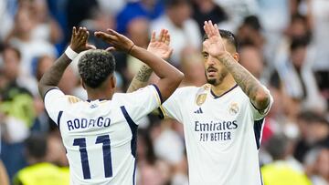 MADRID, 02/09/2023.- El delantero del Real Madrid Joselu (d) celebra con su compañero Rodrygo Goes (i) tras marcar el 1-1 durante el partido correspondiente a la jornada 4 de LaLiga que Real Madrid y Getafe CF disputan este sábado en el Santiago Bernabéu. EFE/ Borja Sánchez- Trillo
