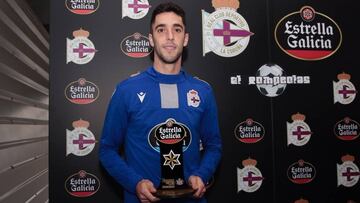 Sabin Merino recibió el trofeo Estrella Galicia como mejor jugador del Deportivo del mes de enero.