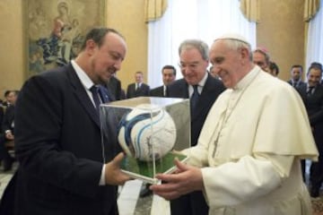 El técnico madrileño entregando un regalo al Papa Francisco durante una recepción al Nápoles en 2014.