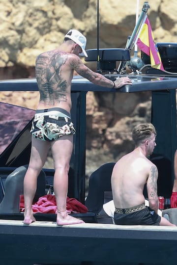 El lateral izquierdo del Real Madrid Theo Hern¨¢ndez se encuentra de vacaciones en Ibiza junto a sus amigos y pareja para relajarse antes de decidir su futuro.