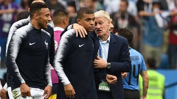 France&#039;s coach Didier Deschamps (R) talks with France&#039;s forward Kylian Mbappe (C) at the end of the Russia 2018 World Cup quarter-final football match between Uruguay and France at the Nizhny Novgorod Stadium in Nizhny Novgorod on July 6, 2018. / AFP PHOTO / FRANCK FIFE / RESTRICTED TO EDITORIAL USE - NO MOBILE PUSH ALERTS/DOWNLOADS