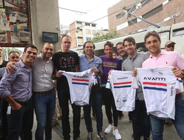 Chris Froome y Rigoberto Urán recorrieron algunos sectores de la ciudad de Medellín en el Tranvía de Ayacucho y en el Metrocable, en compañía del alcalde de la ciudad, Federico Gutiérrez, previo a lo que será el Giro de Rigo que se llevará a cabo este domingo 4 de noviembre.