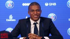 Kylian Mbapp&eacute;, sonriente durante su presentaci&oacute;n como jugador del PSG.